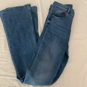 Snygga bootcut-jeans från h&m! Köpta för runt 2 år sen. Väl använda men är i väldigt bra skick. Endast lite slitna längst ner som går att se på bilden. Säljer p.g.a. för små. De är i storlek 34 och skulle säga att de är mid-rise/en lägre high-rise. Köparen står för frakten!💓