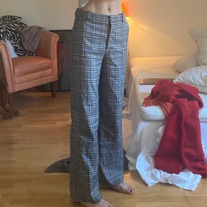 Rutiga kostymbyxor  - Ett par jätte fina kostymbyxor som ej kommer till användning. Dem har lite slitage som jag tog bild på