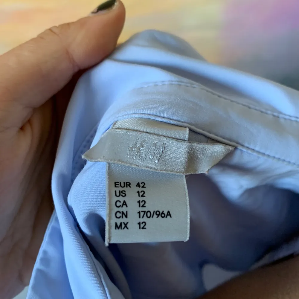 Super bekväm skjorta! Från HM och är storlek 42 men passar bra på mindre storlekar, blir då oversize fit💖 säljer för 50kr + frakt💘. Skjortor.