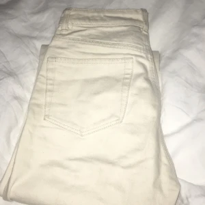 Rowjeans från weekday - Superfina somriga jeans ifrån weekday! I modellen row ecru i strl: 24/30 - XS! De har en liten fläck på benet men det syns inte tydligt när man bor dem