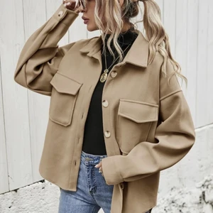 jacka - Helt ny jacka, endast testad. Färgen är som andra bilden. Väldigt fin men den är tyvärr för stor för mig. Säljer för 130+frakt. Skriv för fler bilder!🥰