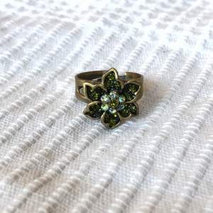 Super gullig ring med en grön blomma! Nickelfri och reglerbar🥰 10kr ||Du som köpare står för frakten på 12kr