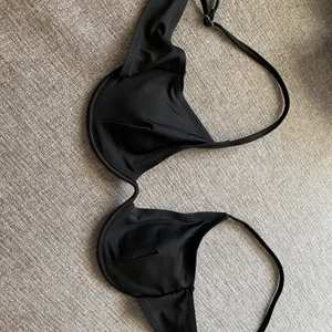 Bikini från shein storlek M - Fick hem denna snygga bikinin idag från shein men tyvärr passar den inte mig. Alla hygien etiketter finns kvar och man får självklart med påsen som bikinin kom i. Bikinin är i storlek M men skulle säga att den passar en S. Endast testade! Vid frågor hör gärna av er 🥰
