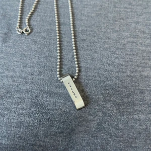 Halsband i silver - Halsband från Efva Attling med texten ”kärlek”