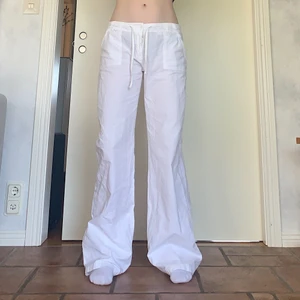 Långa Vita Linnebyxor - Säljer dessa supersöta byxor i storlek 40! En blandning av bomull och linne! PASSAR LÅNGA PERSONER (men går ju såklart att klippa av/ sy upp). Innerbenslängden är 86cm och midjan (går att dra åt) är 86cm. Jag på bilden är 172cm och brukar bära storlek 38/W28/S-M❤️💕