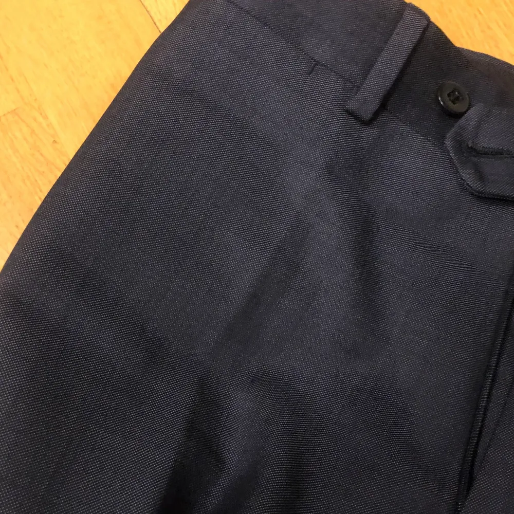 Så snygga marinblåa kostymbyxor med låg midja😩😩 Köpta second hand på herravdelningen men sitter som en storlek S dam. Jeans & Byxor.