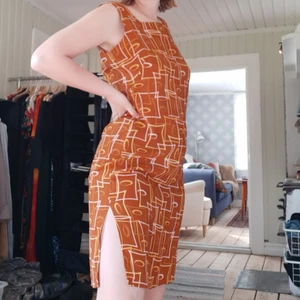 Retro klänning - En superskön, supersnygg klänning i 60-talsmönster. Har ingen lapp men uppskattar storkeken till S. 