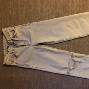 Blåa jeans med hål - Blåa jeans från H&M. 