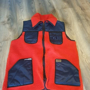 Fleeceväst i stl XL  - En fleeceväst i stl XL av märket TopSwede.