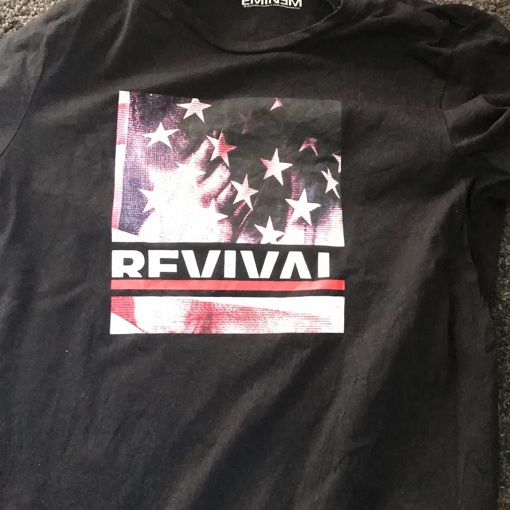 Fin eminem tröja från revival albumet! Bra skick och köpare står för frakt :). T-shirts.