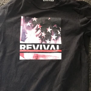 Eminem T-shirt  - Fin eminem tröja från revival albumet! Bra skick och köpare står för frakt :)