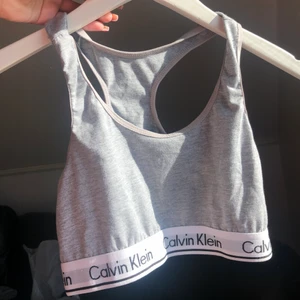 Topp - Falsk topp från ck! Aldrig passat mig så aldrig använt. Har två st 