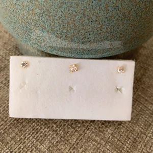 Örhängen - Örhängen. Aldrig använda. Säljs i befintligt skick. 