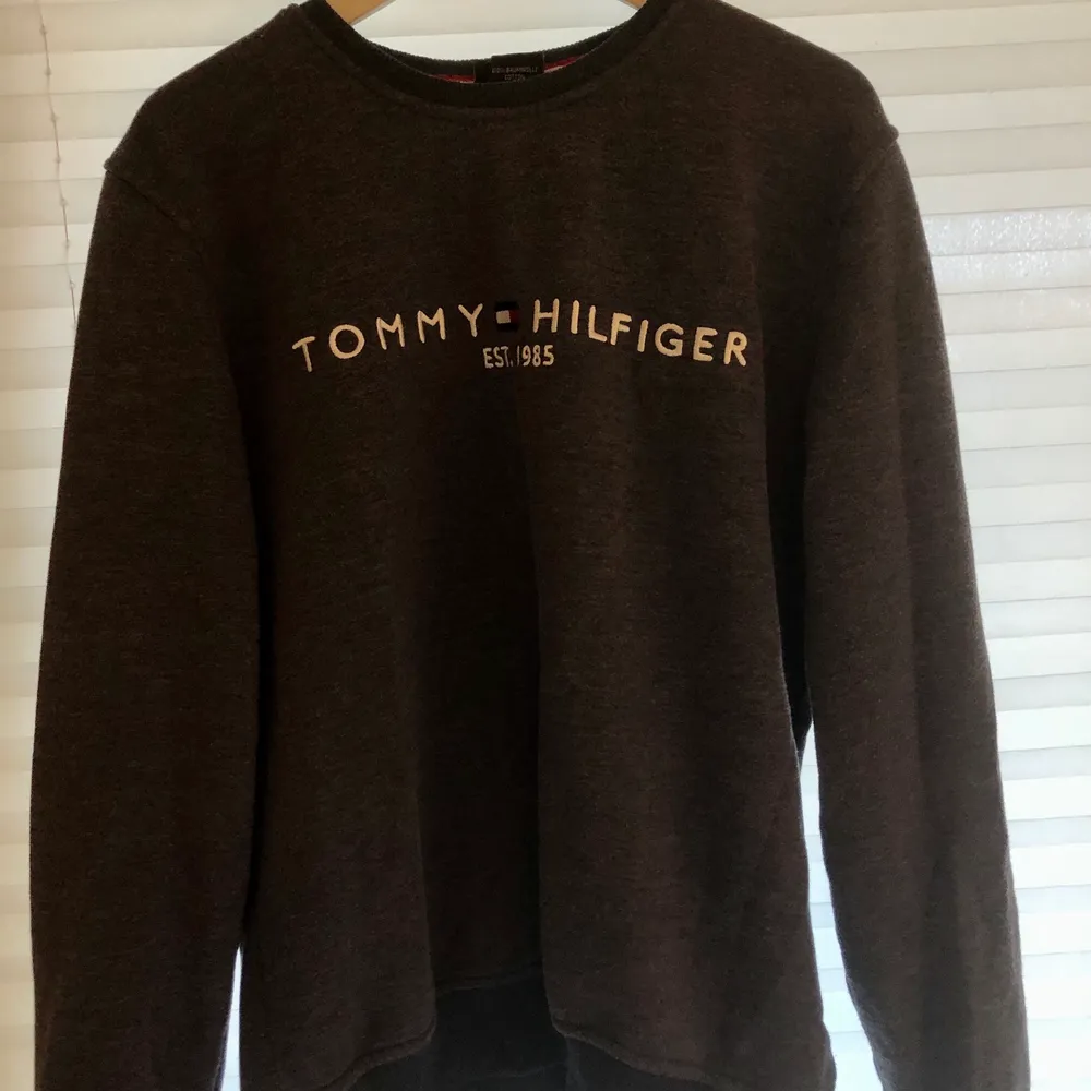 Superfin Tommy Hilfiger-sweatshirt som tyvärr är för liten för mig. Strl XL men passar som oversize från S-L. Hoodies.