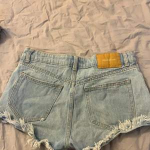 Super Fina jeans shorts, blivit för små så säljer dom, sitter super fint på en nästan i ny skick.