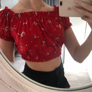 Röd topp - Superfin röd blommig topp från H&M i storlek S. Säljer då den inte kommer till användning ❤️
