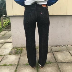 Levis 505 svarta jeans! W30 L30 - Svarta levis jeans. Jag är 165cm :-))) fråga om ni undrar något! 