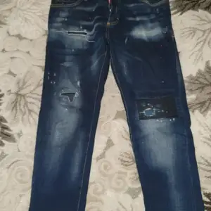 Dsquared 2 jeans storlek 48 , 500kr , pris kan diskuteras