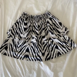 Volangkjol från Gina  - Supersöt kjol från Gina! Köpt här på plick och jag säljer då den inte kommer till användning (jag har använt den typ 3 ggr inomhus) 💙 sömmarna på insidan är lite trasiga men märks inte vid användning!