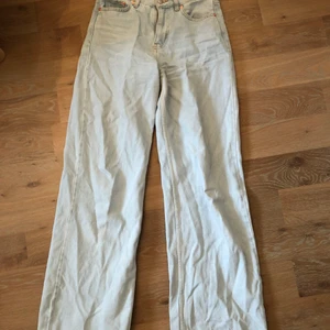 Junkyard jeans storlek 26 - Säljer dessa super snygga och sköna Jeansen ifårn junkyard då de tyvärr är lite för korta för mig nu. Skulle säga att de passar en S och ca 170 lång! (Köparen står för frakt)