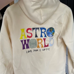 Travis Scott hoodie - Lägger upp denna hoodien på nytt pga oseriösa köpare! Hoodien är superfin och aldrig använd, i en ganska ljus beige färg som är jättefin på sommaren💛 