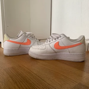 Nike air force - Nike skor med cool färg, köpta för 1000kr o mitt pris är 450. Använda en del i somras men bra skick💗 köpare står för frakt 