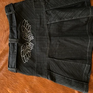 Y2k kjol - Cool kjol med spänne och vingar bak. Väldigt y2k! 🦋