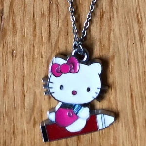 Hello Kitty-halsband  - Ett Hello Kitty-halsband som jag inte använder längre. Det är jättegulligt och passar till många olika stilar!(*≧ω≦)~💖