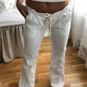 Linnebyxor  - Säljer mina fina lågmidjade linnebyxor från Roxy pga att jag redan har ett par. Dessa är helt slutsålda och helt oanvända med lapp kvar! (Lånade bilder från aya hadar) buda från 250 elr köp direkt för 600! 