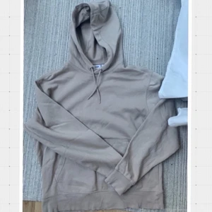 Weekday huddi - Huddi från weekday, i en kall beige färg. Stort M fast från herr avdelningen. Supper skön och fin med trivs inte i färgen. Köparen står för frakt 🚚 