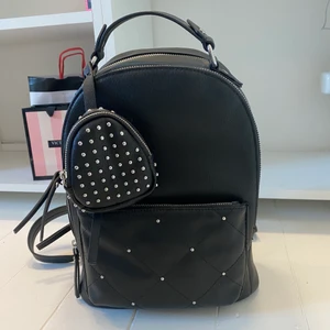 Väska från ZARA - Säljer min ryggsäck från Zara, knappt använd!