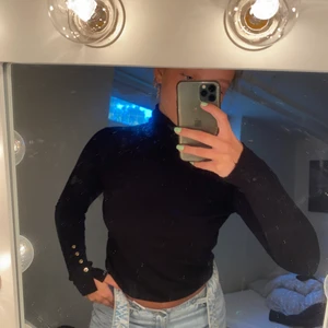 Polotröja - Supersnygg polotröja från zara, har guld ”knappar” längst ner på ärmarna. Köpare står för frakt! 