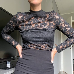 Spetsig long sleeve-topp - Long sleeve topp i spets och halterneck. Knappt använd så i superfint skick. 🦋🦋