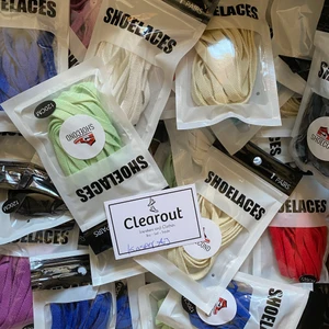 Sko snören - Säljer en massa sko snören i diverse färger o längder! Skicka vilken längd o färg du vill ha så skall jag kolla om de går o lösa! 35kr st kostar de + 15kr frakt! Instagram: shoe.cond fler sko produkter finns på sidan!