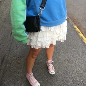 Vit volangkjol - Najs volangkjol köpt här på plick!🤛🏻🤛🏻🤛🏻 Buda från 300kr+frakt 