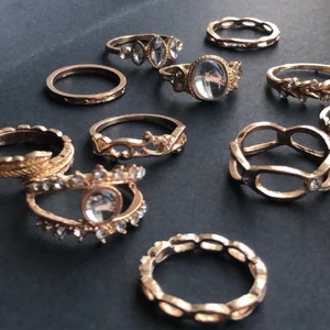 13 ringar - 13 ringar köpta på shein. Alla är i olika storlekar så går att placera på lite olika fingrar beroende på vilken ring det är. Säljer alla tillsammans ✨😌