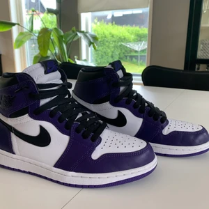 Ait Jordan 1 retro high og, court purple - Strlk: US:8, EU:41.                                                                  Bara använt 3 gånger och är i nyskick. Dem är köpta från KLEKT och 100% äkta