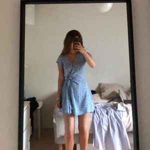 Klänning från HM - Blå blommig klänning från HM!! Tunt tyg och verkligen den perfekta modellen. Både knappar (översta uppknäppt på bild 2) och snöre i midjan. Så himla ledsen, men den har blivit lite för kort för mig (jag är 1,73) 💘💘💙