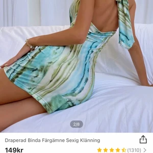 Klänning - Säljer denna oanvända klänningen från shein! Superfin men sitter inte som jag vill, den är i storlek S men sitter som M. Om ni föredrar en tajt look så passar denna bra om ni är en storlek M/L.  Ord pris 149. Frakt tillkommer