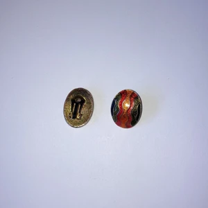 Örhängen med olika färger - Örhängen med olika färger och glittriga.