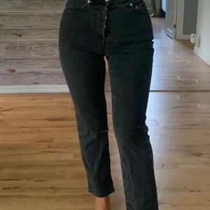 Mörkgråa jeans NA-KD - Svartgråa/mörkgråa jeans från NA-KD i strl 36. Jag är 169cm och längden är perfekt på mig. Använda fåtal gånger. Frakt tillkommer på 45kr om du inte kan mötas. 