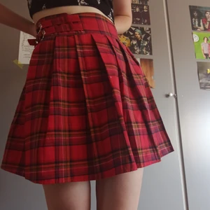 veckad kjol  - veckad kjol från shein! knappt använd, säljer eftersom den är lite för stor för mig. storlek L. har metall spännen på ena sidan🌻 frakt tillkommer!! tar endast swish<3