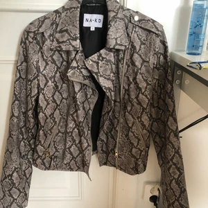 Ormskinnsjacka  - En skinnjacka från NAKD med ormskinssmönster. Endast använda några få gånger. 