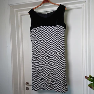 Retroklänning - Sjukt fin vintageklänning! Den har underkjol och dragkedja bak, överdelen är i sammetlikt material. Lappen är bortklippt men den passar M✨