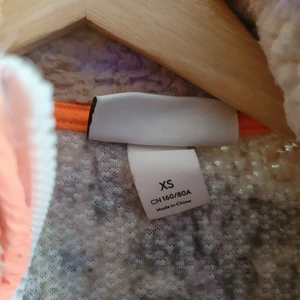 Monki tjocktröja strl sx - Tjocktröjan är 1 år gammal. Den sitter lite löst. 