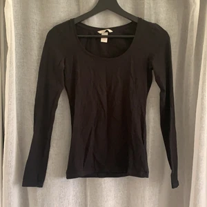 Svart långärmad tröja  - Basic svart tröja. Säljs i befintligt skick. 