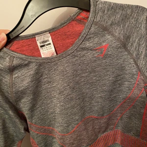 Gymshark top - Jättefin och bekväm top från gymshark, deras hyper amplify kollektion.  Har en ”lysande” effekt i mörker.  Den kommer tyvärr inte till användning, därför säljer jag den. Det finns inga defekter eller fel på den, den är som ny. Original pris: 450 + 60kr frakt  Säljer för: 220 + 48kr frakt 