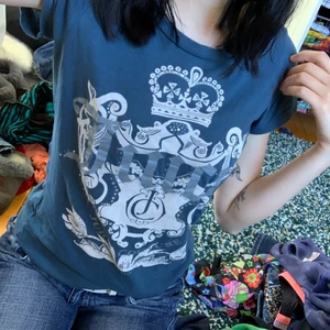 T shirt - Juicy t shirt i stl S. Det har åkt av en del stenar, men det kan man ju limma på. Har två små hål på framsidan av tröjan. 50kr+ frakt