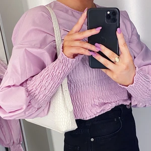 Lila blus från Gina - Lila superfin blus från Gina! 1 år gammal och använd fåtal gånger! Storlek 36