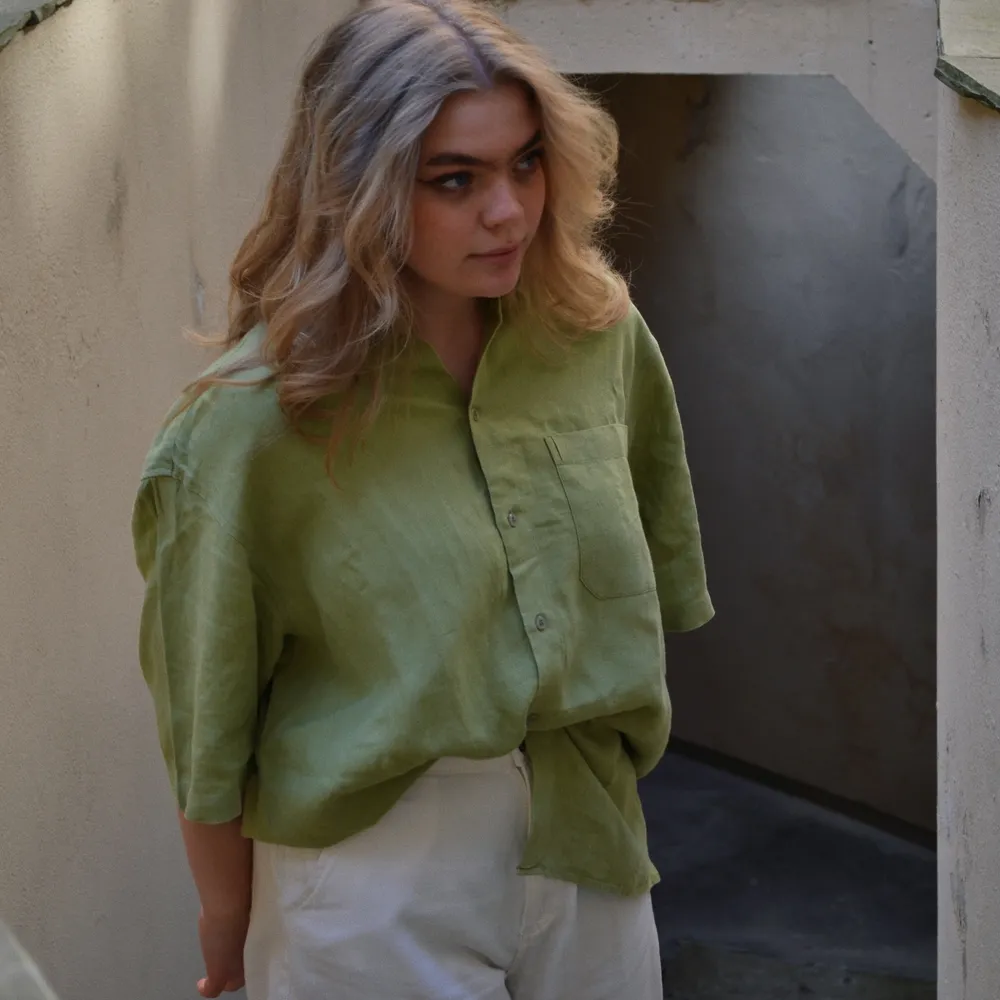 Grön linne skjorta🤍 ni hittar oss på instagram @studiohumla . Skjortor.